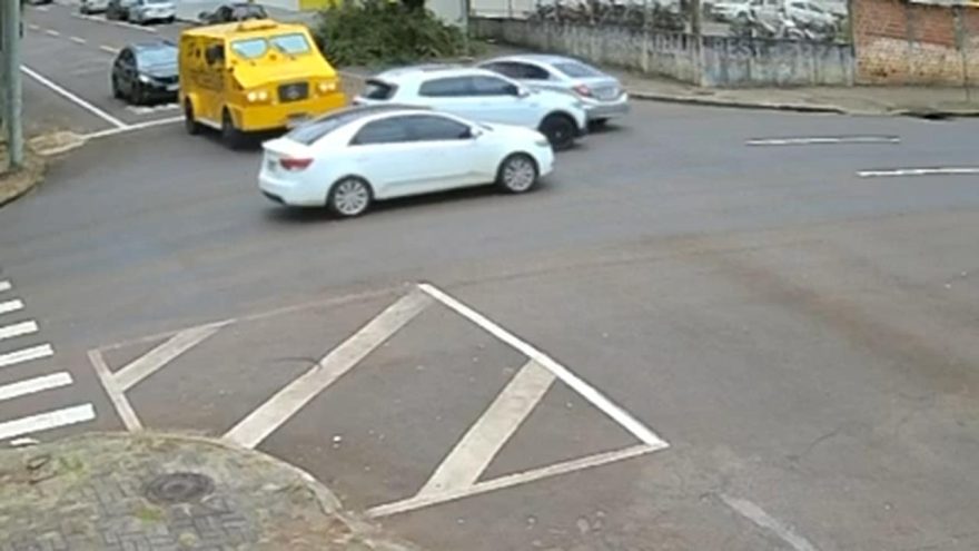 Câmera flagra colisão entre Civic e T-Cross no Centro