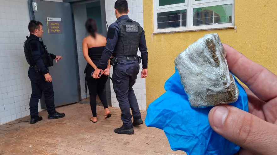 Droga é encontrada em mochila de bebê em CMEI e mãe é detida