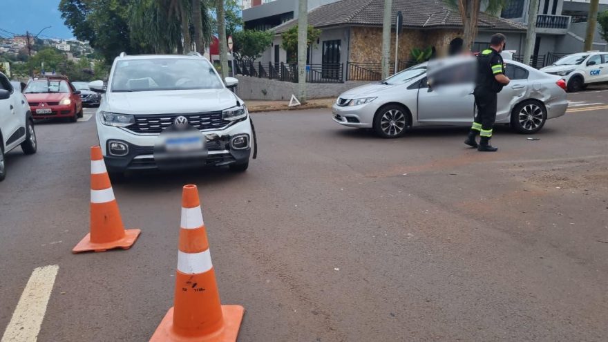 Colisão entre Civic e T-Cross é registrada no Centro