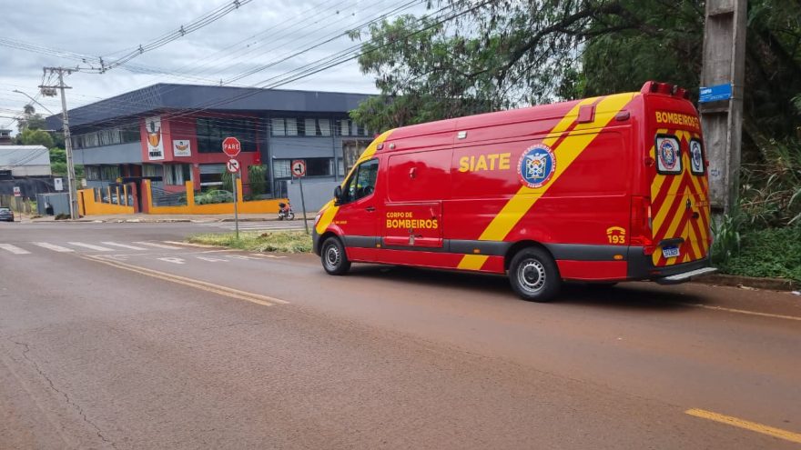 Acidente entre moto e carro deixa jovem ferida no Country