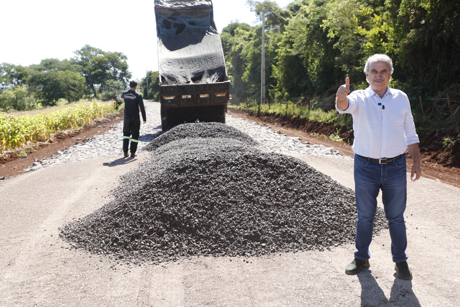 Prefeitura anuncia investimento de R$ 60 milhões em pavimentação de estradas rurais em Cascavel Prefeitura anuncia investimento de R$ 60 milhões em pavimentação de estradas rurais em Cascavel