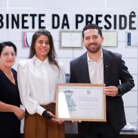 Imagem referente a Juliane Vieira recebe homenagem por ter salvado mãe e primo em incêndio