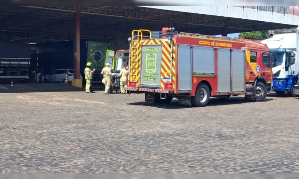Homem fica com a perna prensada entre caminhões e é socorrido em Apucarana