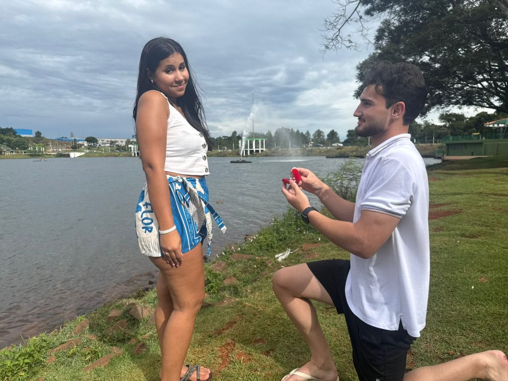 Rolou ou levou fora? Jovem prepara cenário romântico no Lago de Cascavel para pedir melhor amiga em namoro
