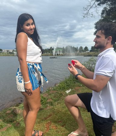 Imagem referente a Rolou ou levou fora? Jovem prepara cenário romântico no Lago de Cascavel para pedir melhor amiga em namoro
