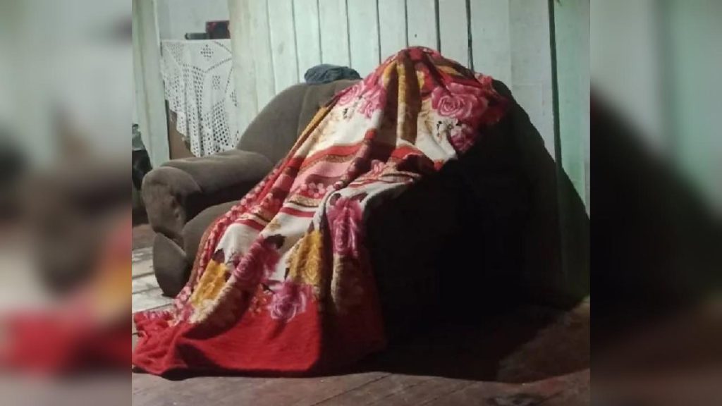 Pai e filho são indiciados após mulher ser encontrada morta e sentada em sofá no PR