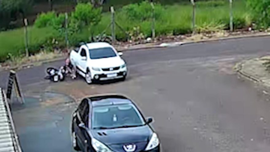 Câmera flagra acidente de trânsito no Paulo Godoy