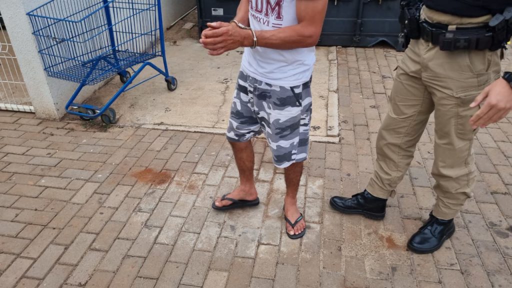 Condutor embriagado é preso pela PM após bater em carro estacionado