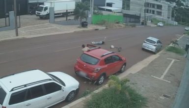 Imagem referente a Câmera flagra adolescente de patinete elétrico atingindo porta de automóvel