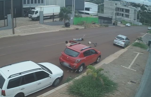 Câmera flagra adolescente de patinete elétrico atingindo porta de automóvel