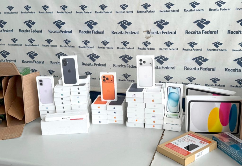 Mais de 50 iPhones são apreendidos escondidos em caixas de bebidas na BR-277, em Cascavel