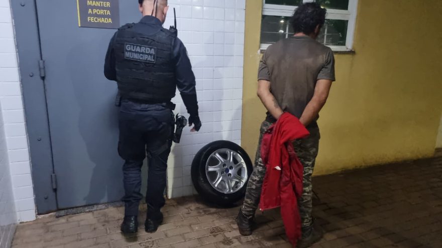 Populares acionam GM após homem ser visto perambulando com peças de carro no Cascavel Velho