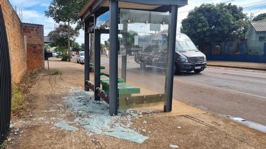 Vidros de ponto de ônibus no Esmeralda estão quebrados