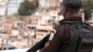 Ônibus é queimado em reação à operação policial no Morro dos Prazeres