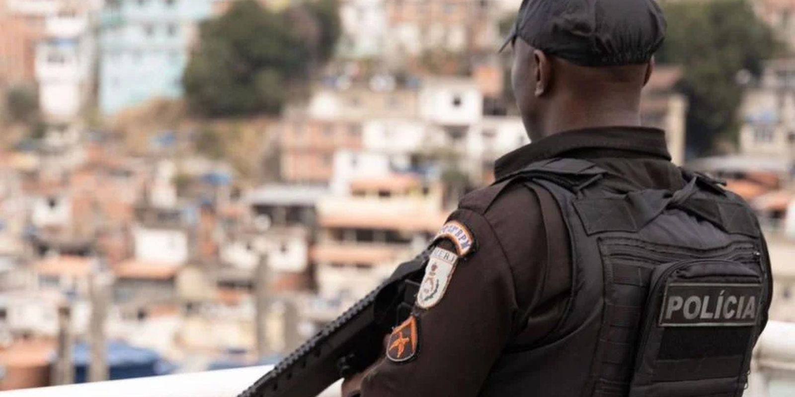 Ônibus é queimado em reação à operação policial no Morro dos Prazeres Ônibus é queimado em reação à operação policial no Morro dos Prazeres