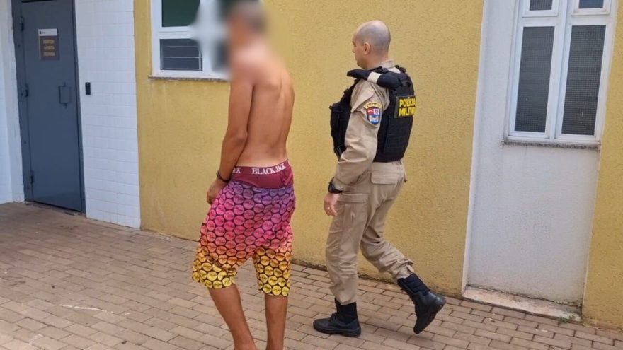 Jovem de 22 anos é detido pela PM após agredir mulher e roubar veículo