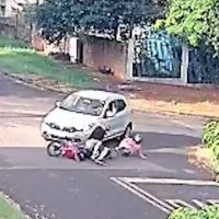 Imagem referente a Veja momento em que motociclista e garupa são atingidos por Fiat Argo