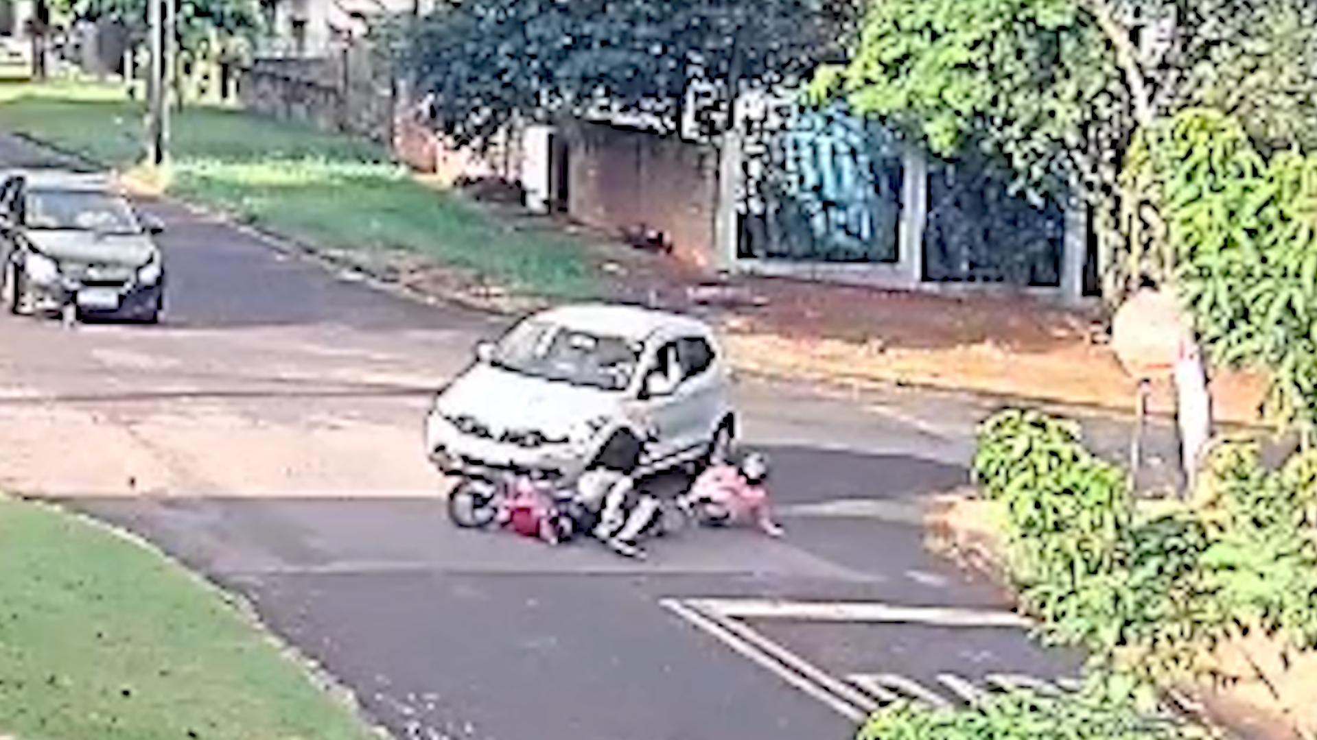 Imagem referente a Veja momento em que motociclista e garupa são atingidos por Fiat Argo