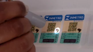 Selos antigos do Inmetro para capacete, extintor e GNV vencem em março