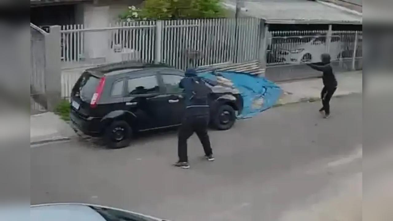 Vídeo mostra execução de jovem que estava saindo da casa da namorada no PR Vídeo mostra execução de jovem que estava saindo da casa da namorada no PR