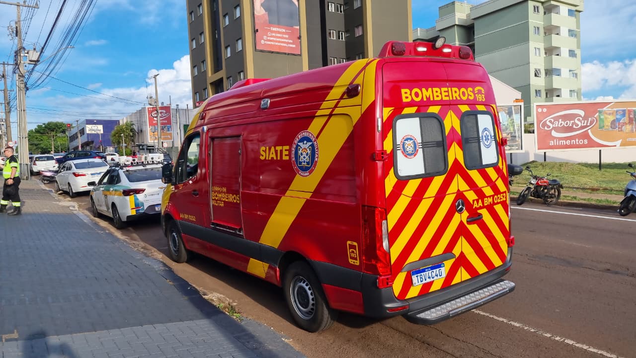 Moto bate contra retrovisor de carro e motociclista fica ferido Moto bate contra retrovisor de carro e motociclista fica ferido