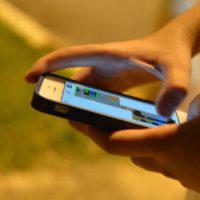 Imagem referente a Rolagem infinita será proibida ao público infantil nas redes