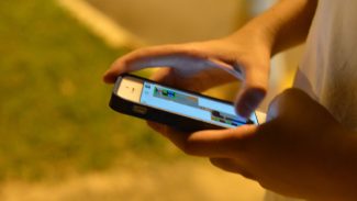 Rolagem infinita será proibida ao público infantil nas redes