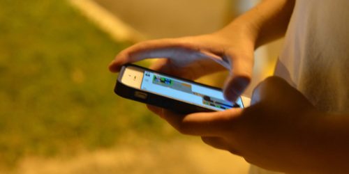 Rolagem infinita será proibida ao público infantil nas redes