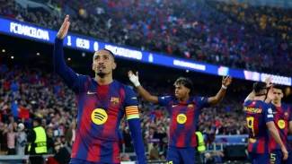 Raphinha marca dois em goleada do Barcelona na Liga dos Campeões
