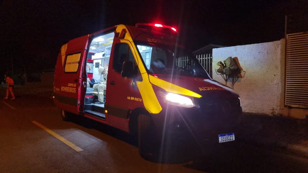 Jovem de 23 anos fica ferido após acidente de moto no bairro Periolo