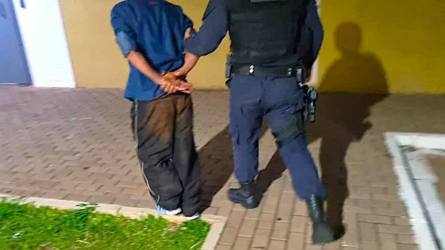 Homem é detido após agredir irmã e causar danos em residência no Periolo