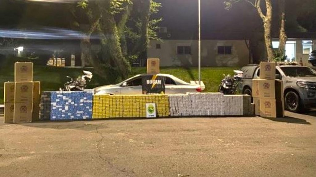 Carga de cigarros é apreendida após fuga e uso de fumaça para despistar polícia