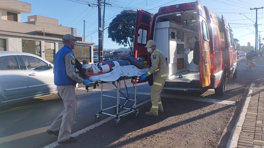 Motociclista é socorrido após acidente com Chevrolet Celta no Cascavel Velho