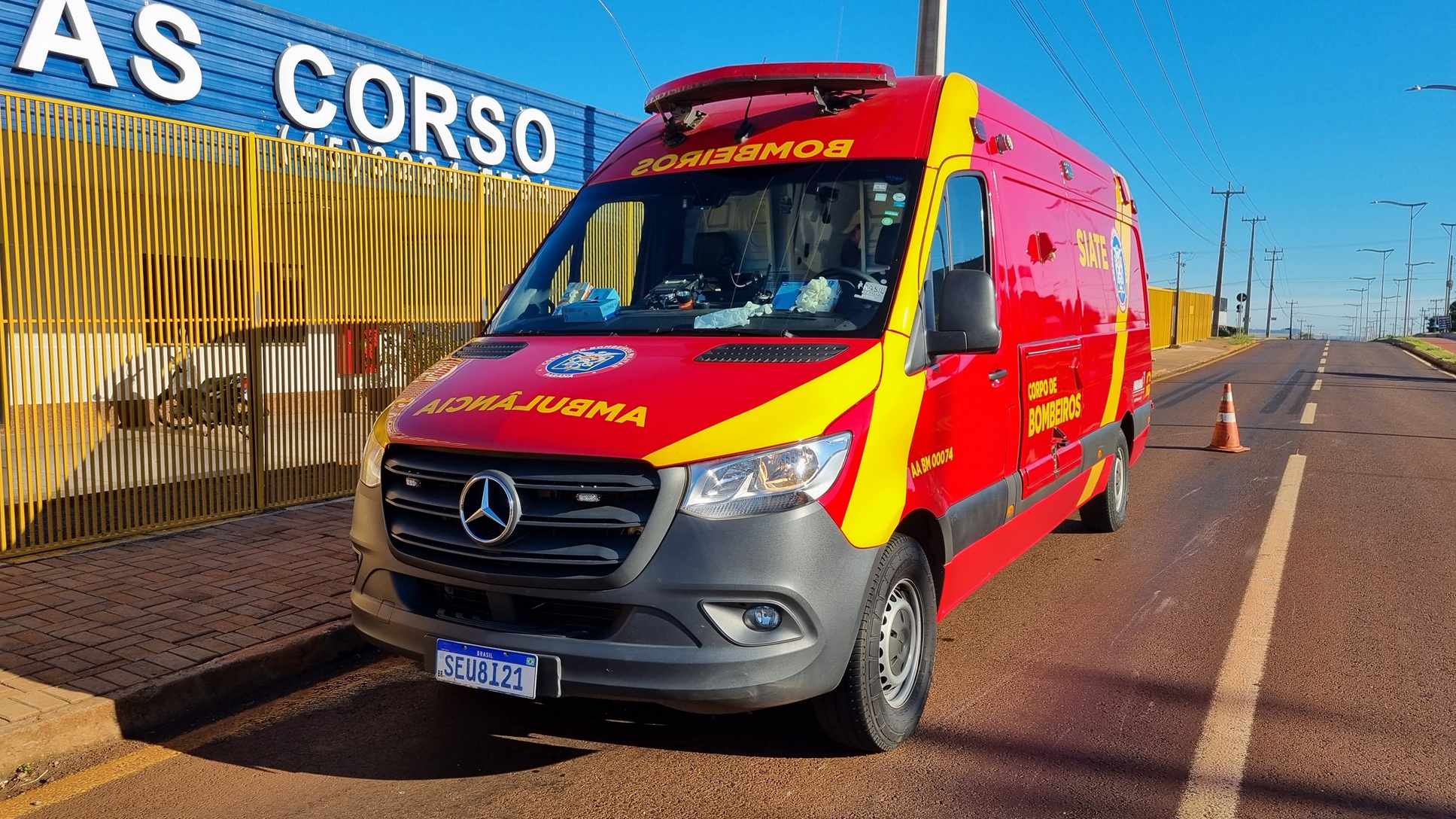 Ao desviar de cachorros, motociclista sofre queda e fratura a clavícula
