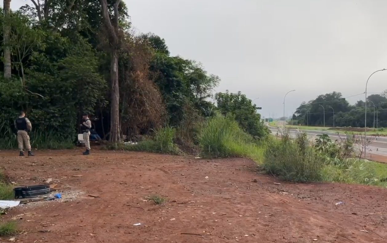 Execução a céu aberto: homem é morto a tiros na cabeça enquanto estava sentado Execução a céu aberto: homem é morto a tiros na cabeça enquanto estava sentado