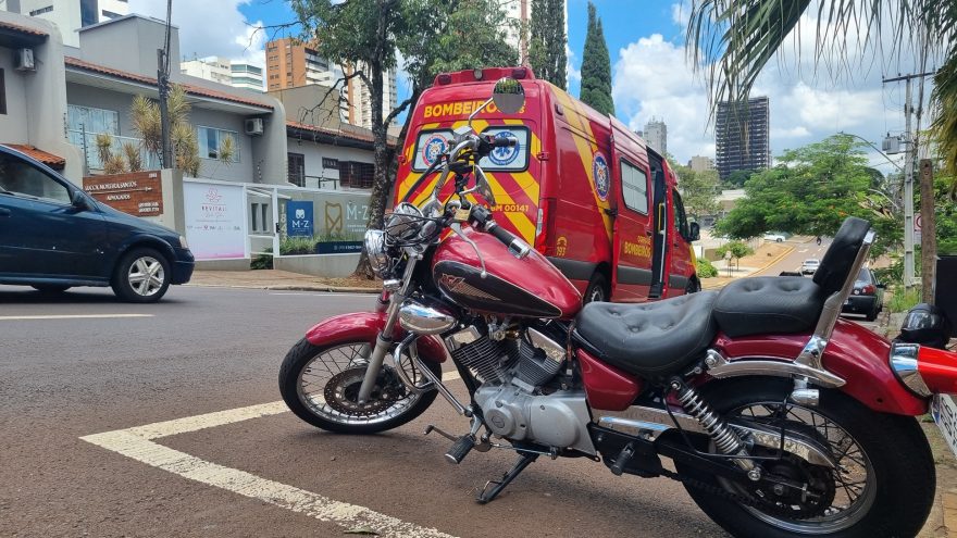 Motociclista derrapa em mancha de óleo na pista e fica ferido na Rua Antonina