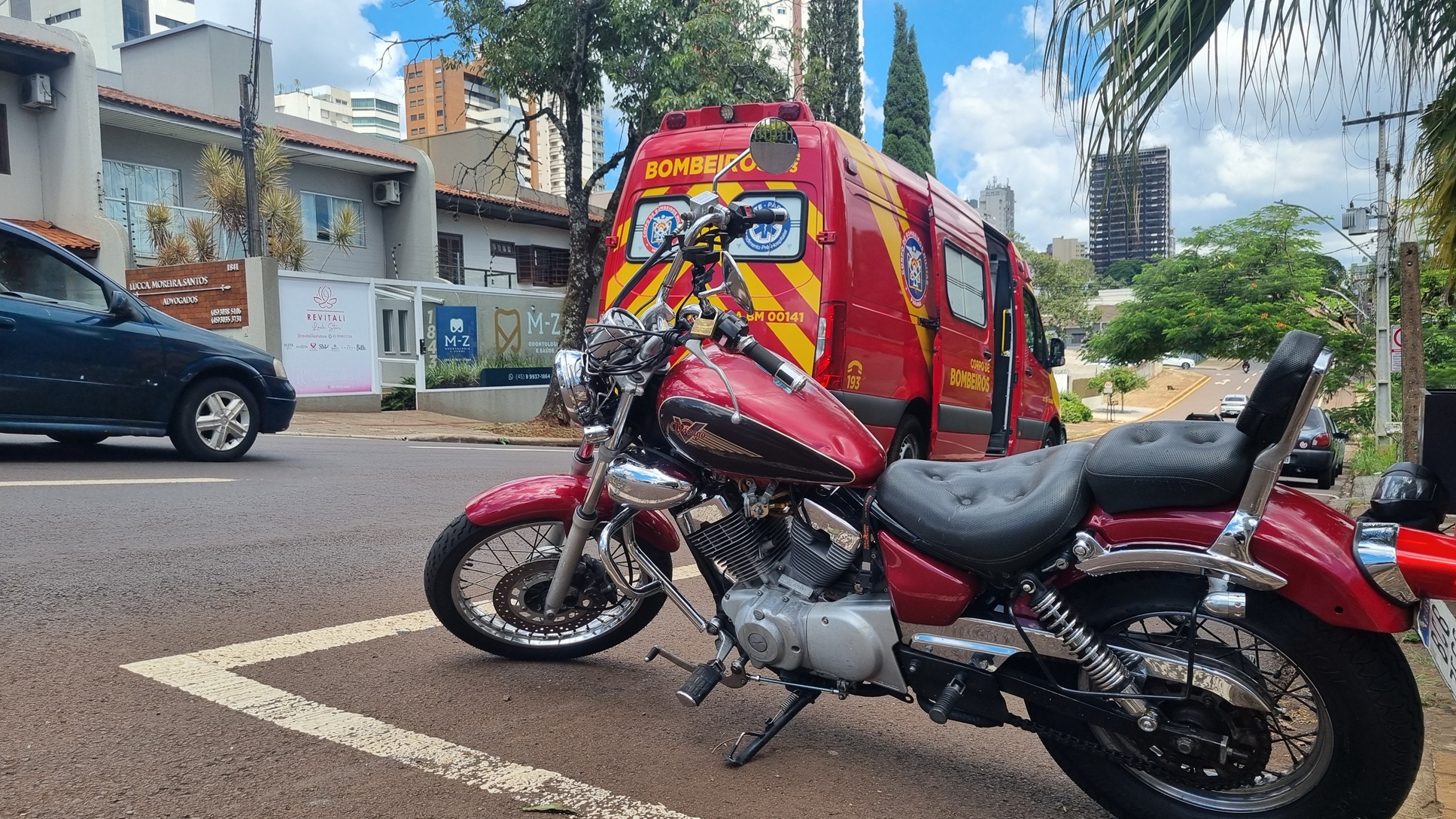 Motociclista derrapa em mancha de óleo na pista e fica ferido na Rua Antonina Motociclista derrapa em mancha de óleo na pista e fica ferido na Rua Antonina