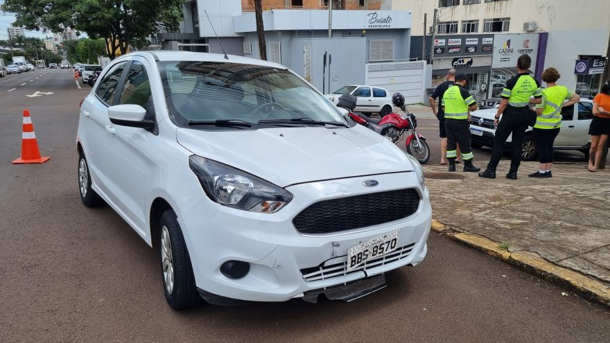 Ford Ka e moto se envolvem em colisão no Centro e mulher fica ferida