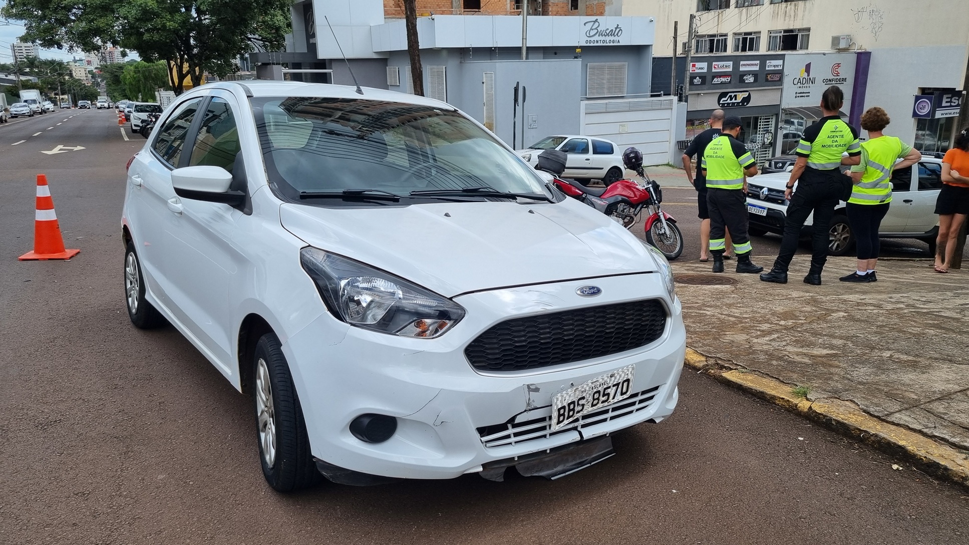 Imagem referente a Ford Ka e moto se envolvem em colisão no Centro e mulher fica ferida