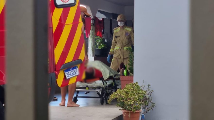 Mulher fica ferida ao cair da cama no Bairro Guarujá