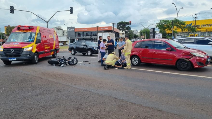 Acidente na frente do shopping mobiliza Siate no Centro de Cascavel
