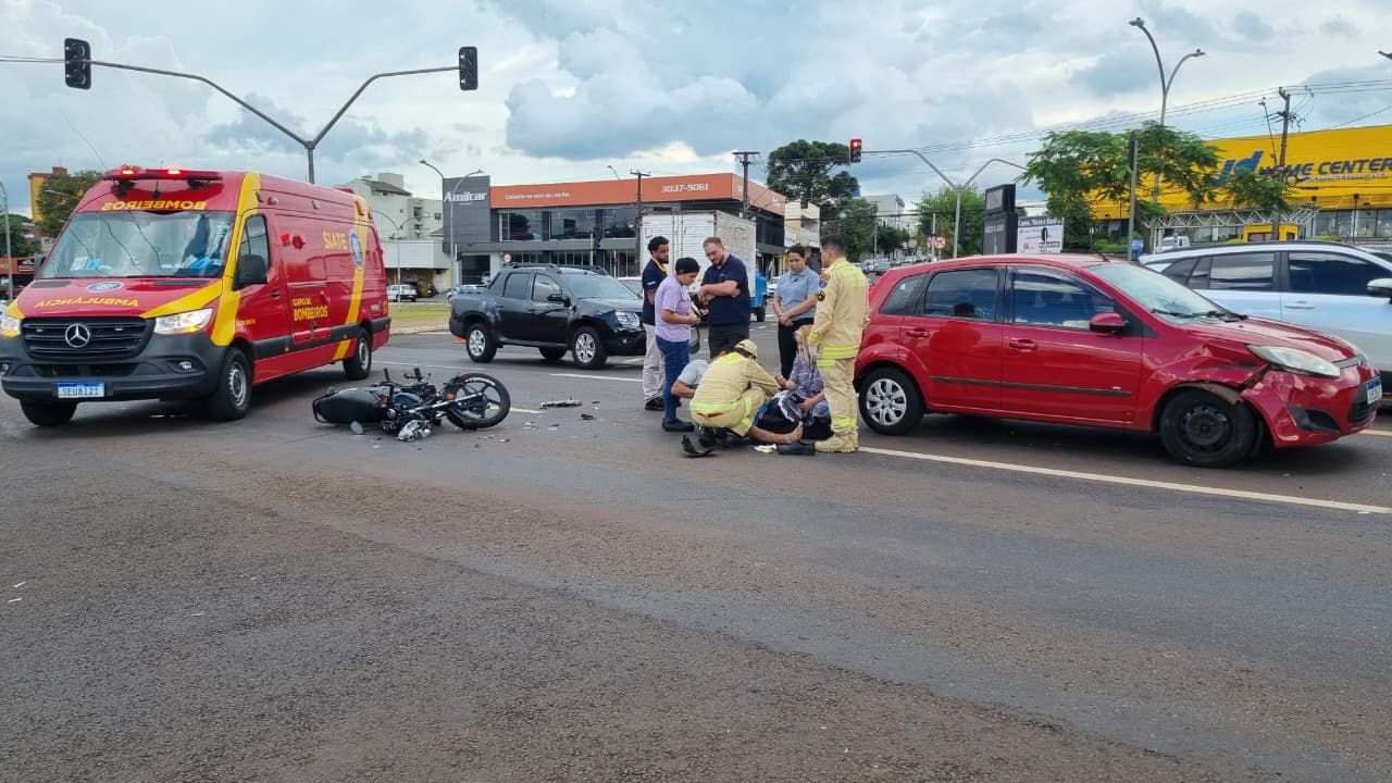 Acidente na frente do shopping mobiliza Siate no Centro de Cascavel
