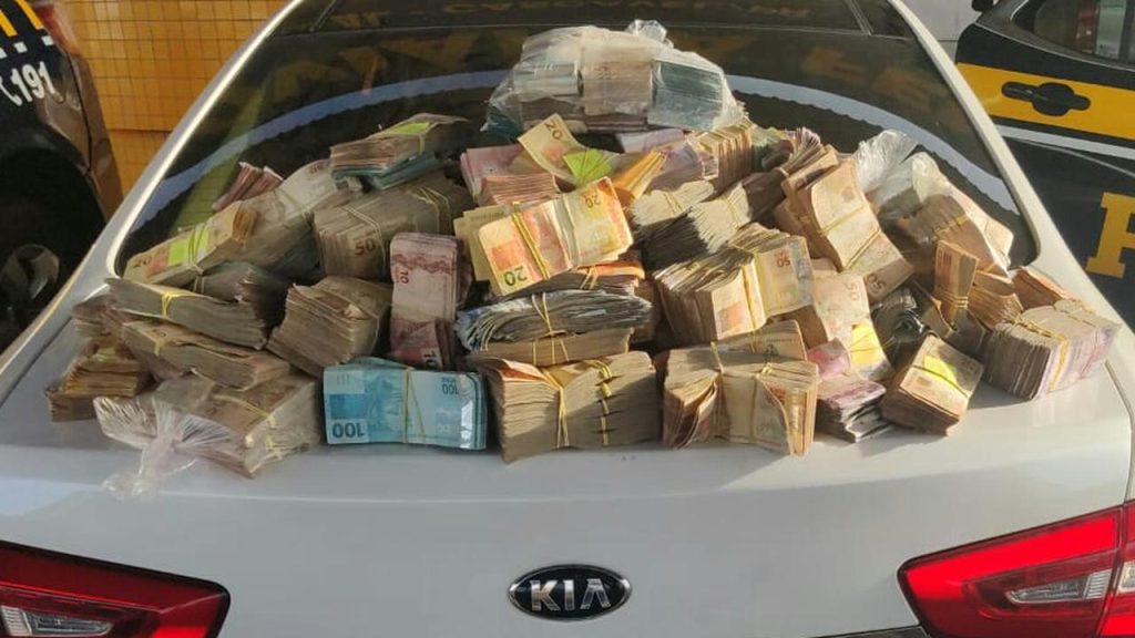 Flagrado com R$ 1,26 milhão em espécie, policial civil de Cascavel é alvo do MP