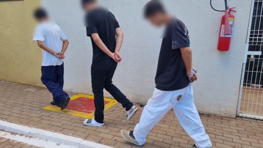 Homem é flagrado vendendo drogas para adolescentes