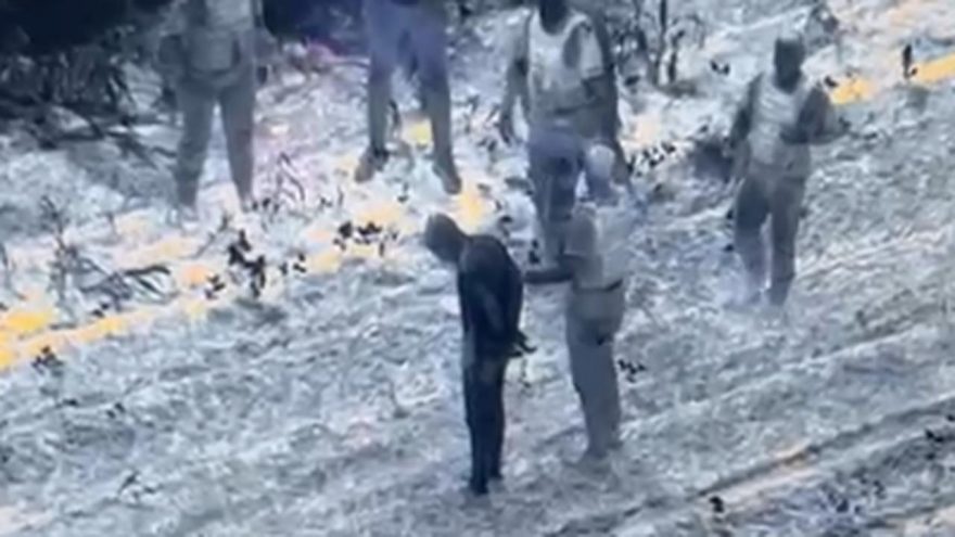 Imagens aéreas mostram homem sendo preso com 60 kg de veneno