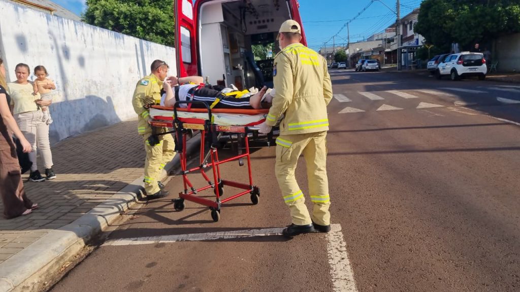 Aluna se fere em jogo de vôlei no colégio e é socorrida de ambulância