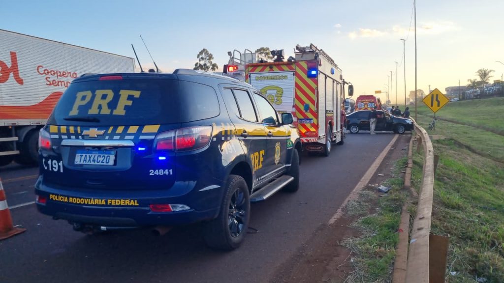 Batida entre carro e caminhão deixa jovem ferido na BR-277