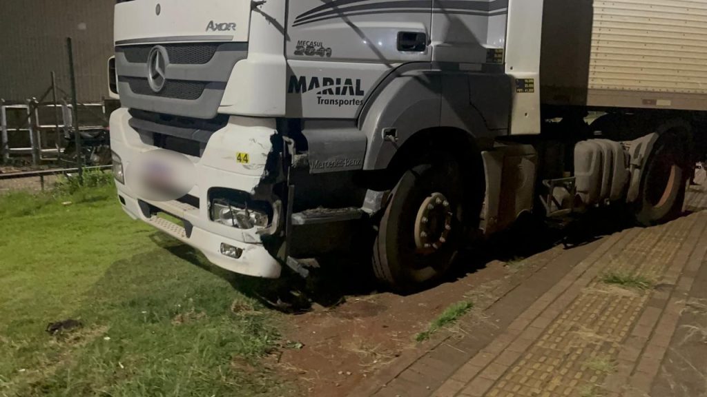 Motorista de carreta é detido após acidente na BR-277 em Cascavel