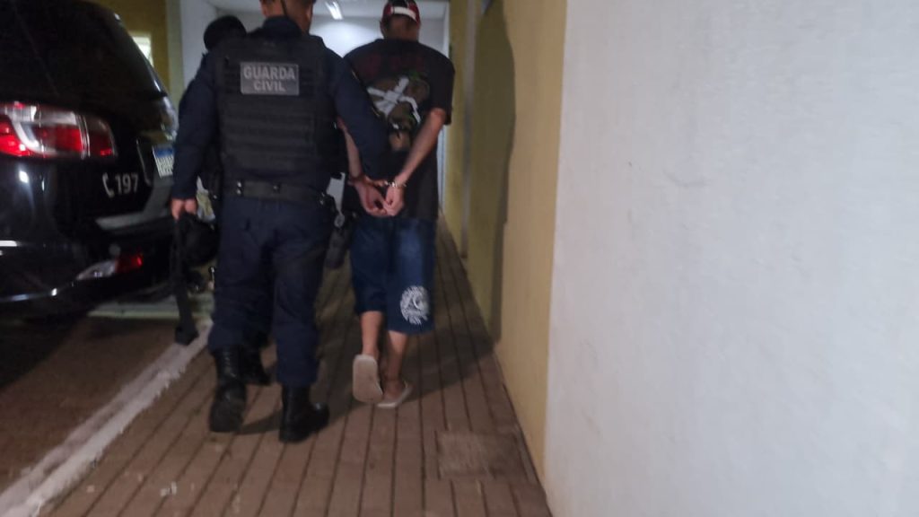 Jovens são flagrados com drogas durante abordagem no Terminal Leste