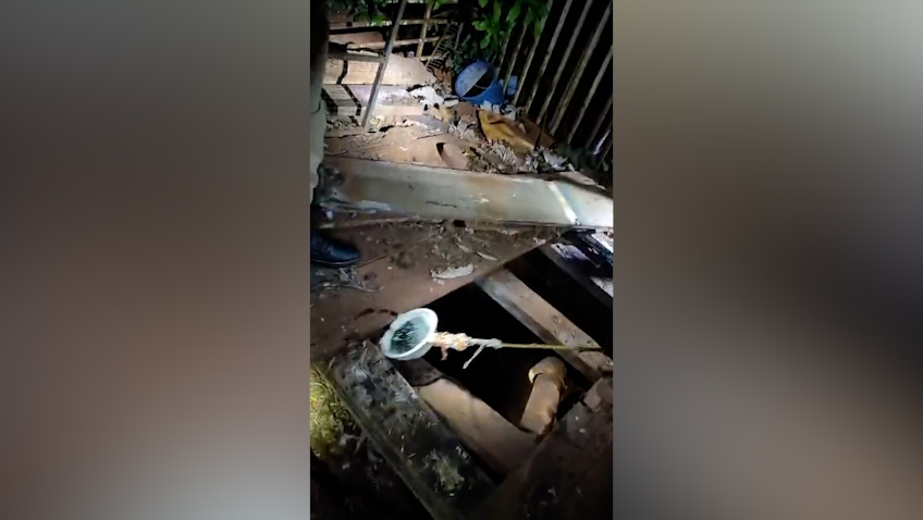 Vídeo mostra polícia retirando droga de fossa durante operação no bairro Melissa, em Cascavel